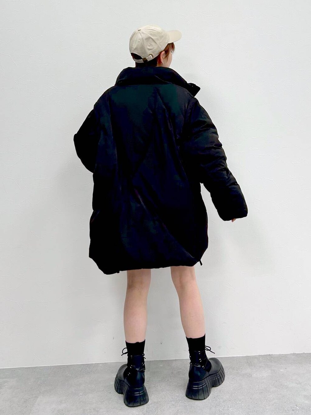 ブラック系のブルゾン、ブラック系のブーツ、ブラック系のスカートを着用したレディースの冬コーディネートの8枚目の写真