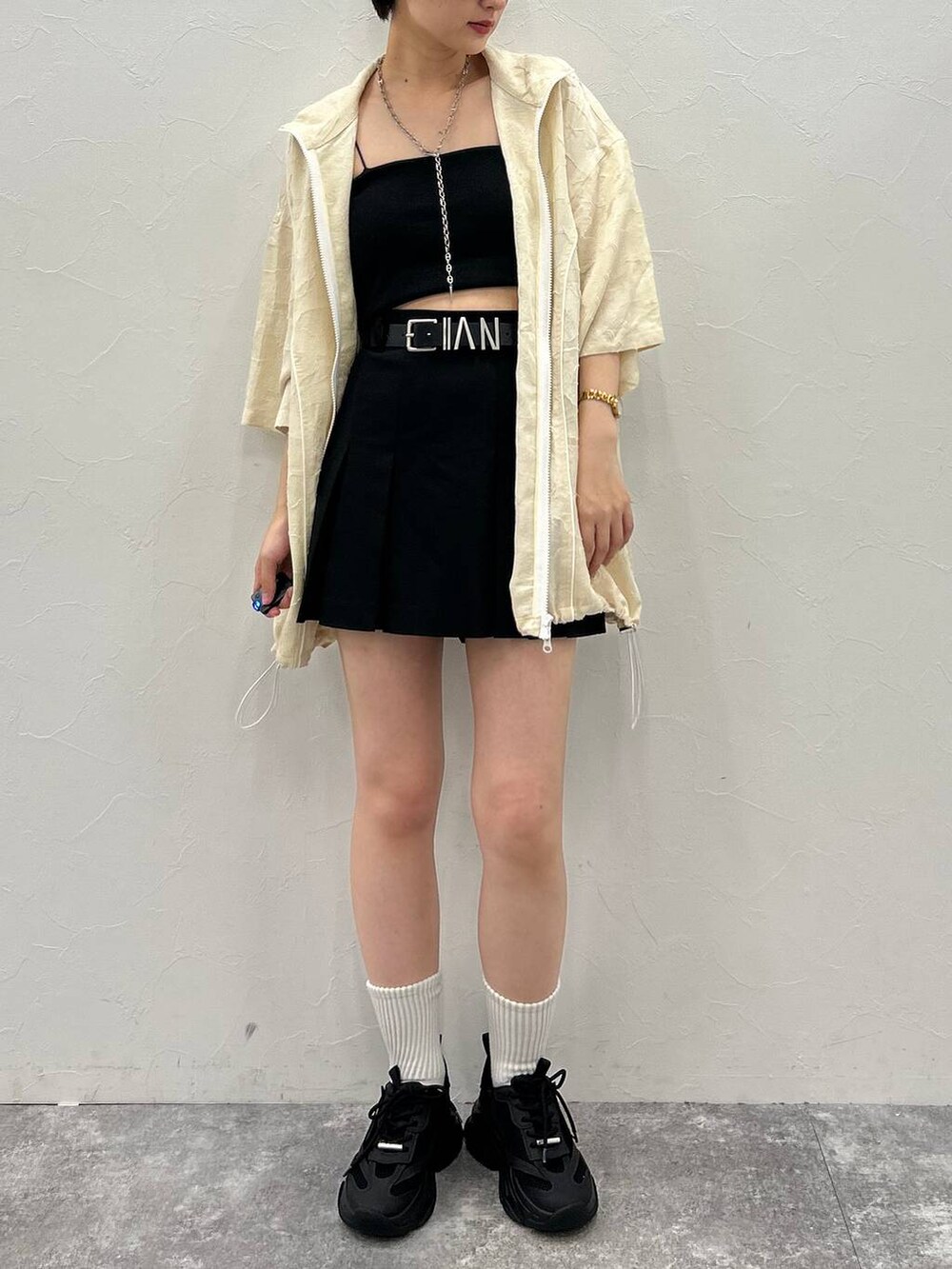 ブラック系のその他パンツ、ホワイト系のシャツ/ブラウス、ブラック系のベルトを着用したレディースの秋コーディネートの2枚目の写真