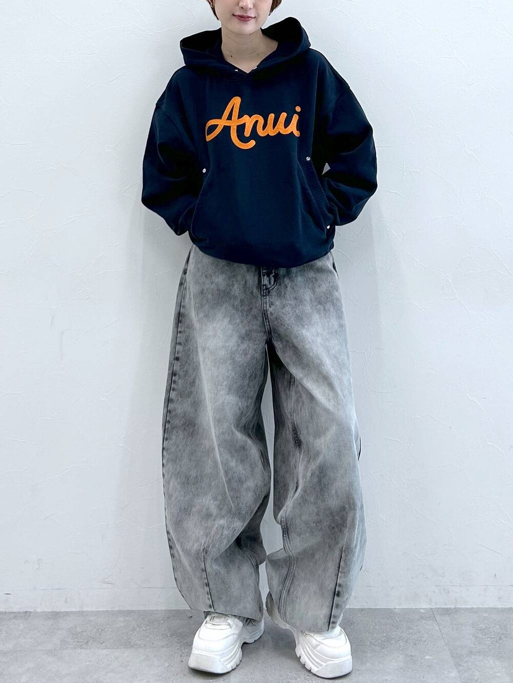 ブルー系のパーカー、ブラック系のデニムパンツを着用したレディースの春コーディネートの3枚目の写真