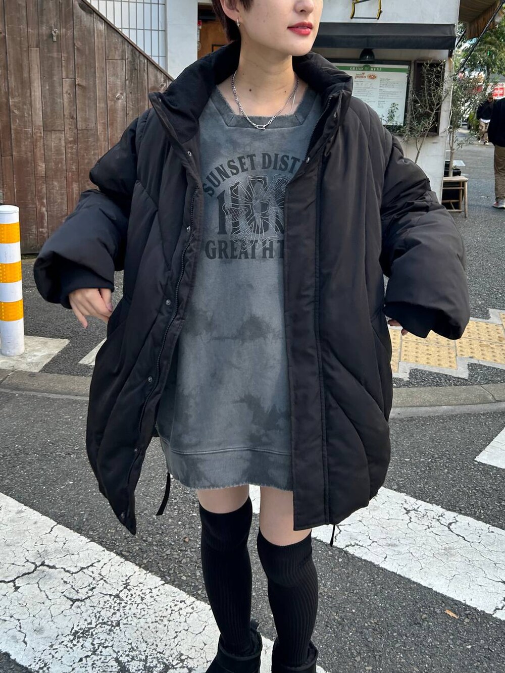 ブラック系のブルゾン、ブラック系のブーツ、ブラック系のスカートを着用したレディースの冬コーディネートの5枚目の写真