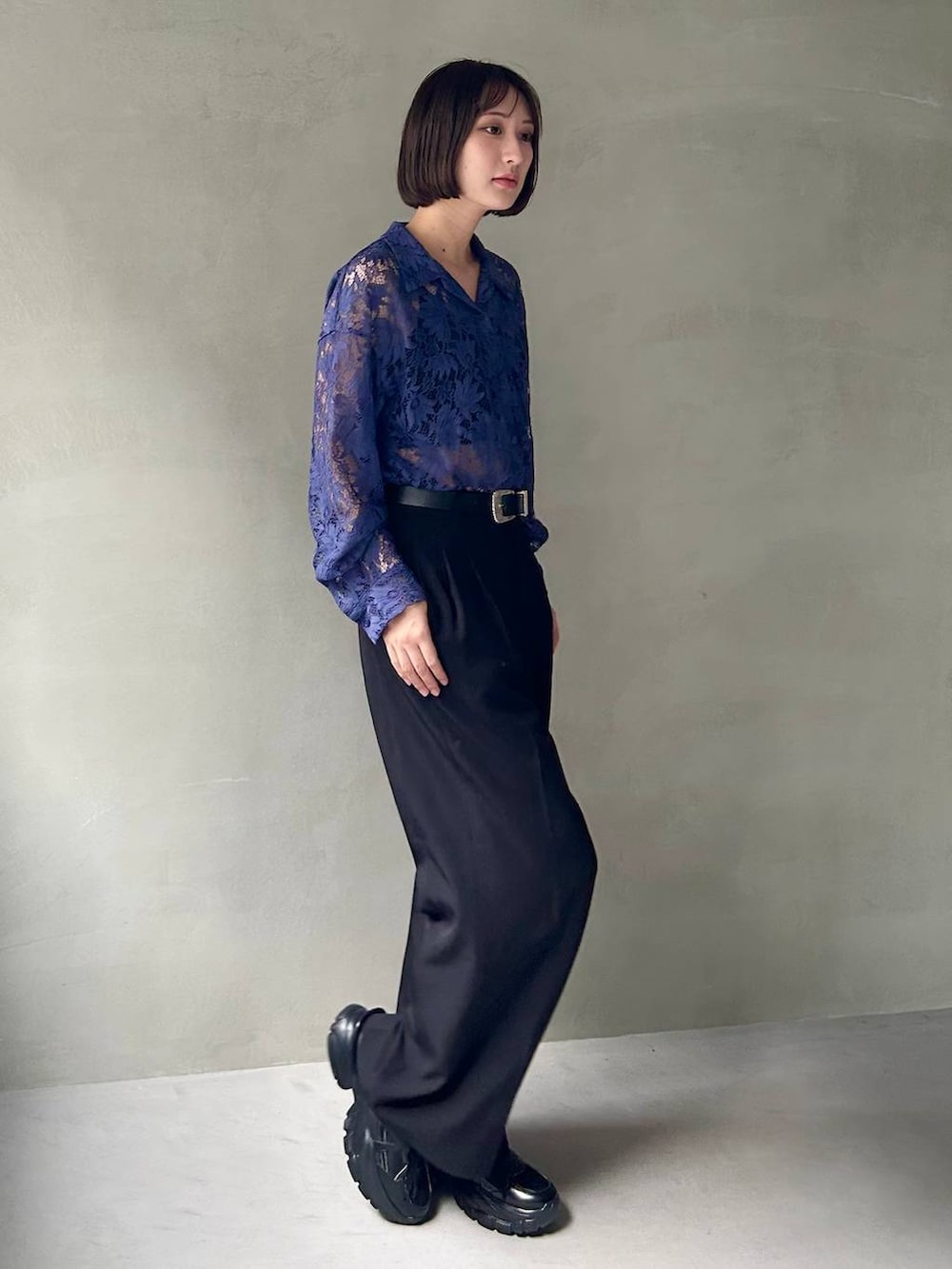 ブラック系のキャミソール、ブラック系のスラックス、ブラック系のスニーカーを着用したレディースの夏コーディネートの5枚目の写真