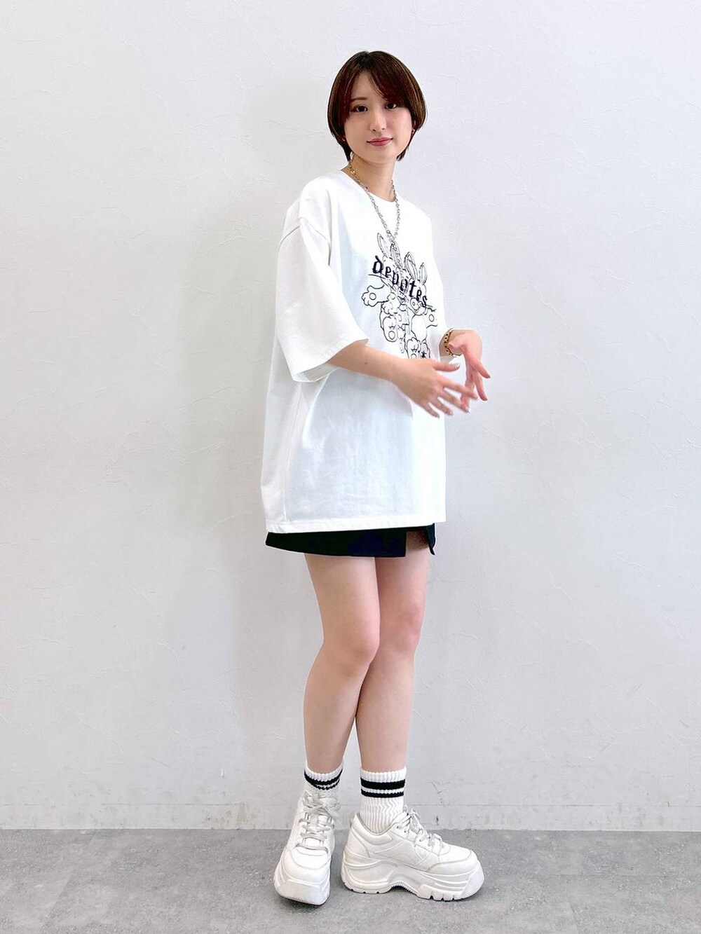 ホワイト系のTシャツ/カットソー、ブラック系のその他パンツ、シルバー系のネックレスを着用したレディースの春コーディネートの3枚目の写真