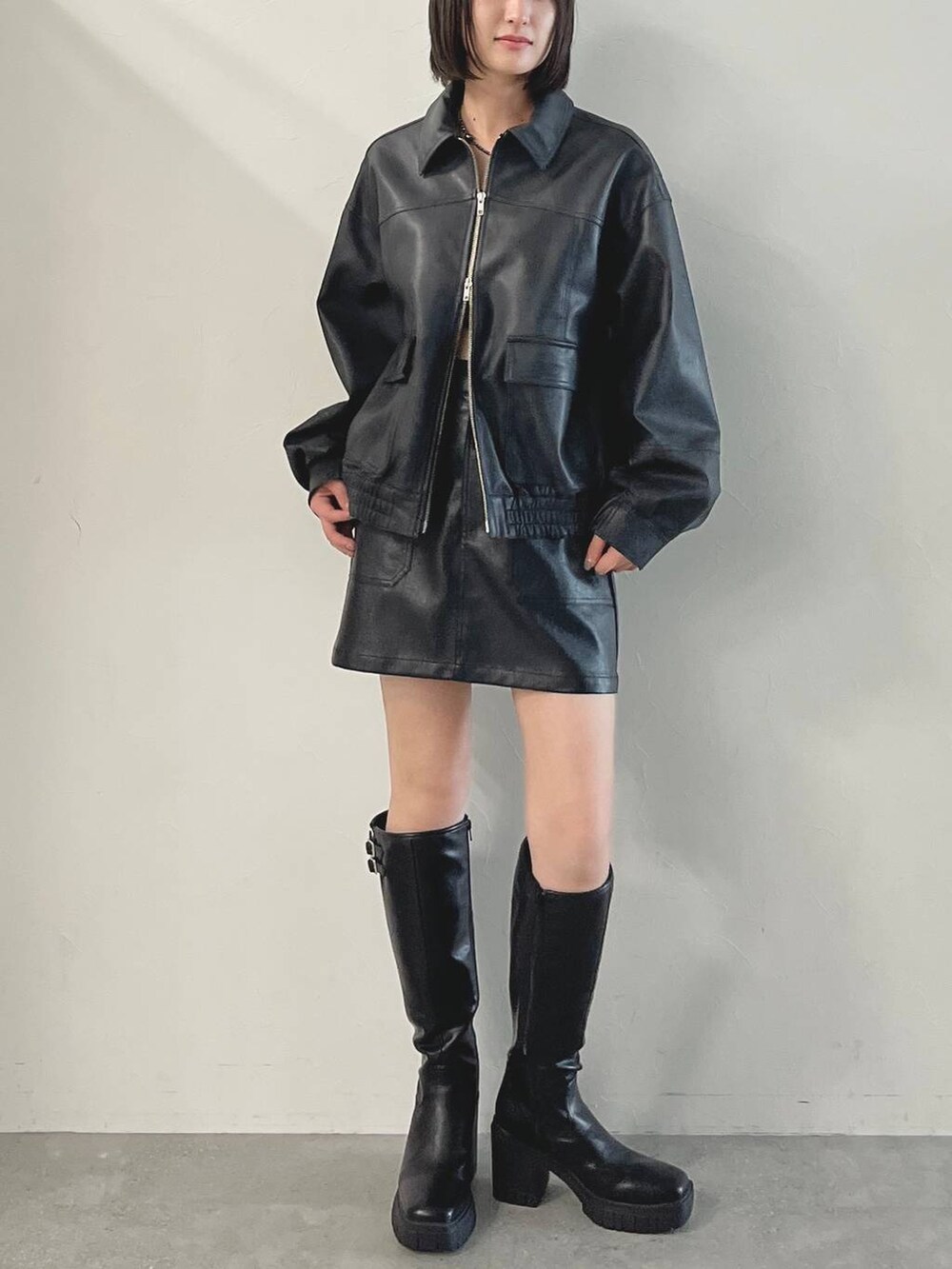 ブラック系のブルゾンを着用したレディースの秋コーディネートの3枚目の写真