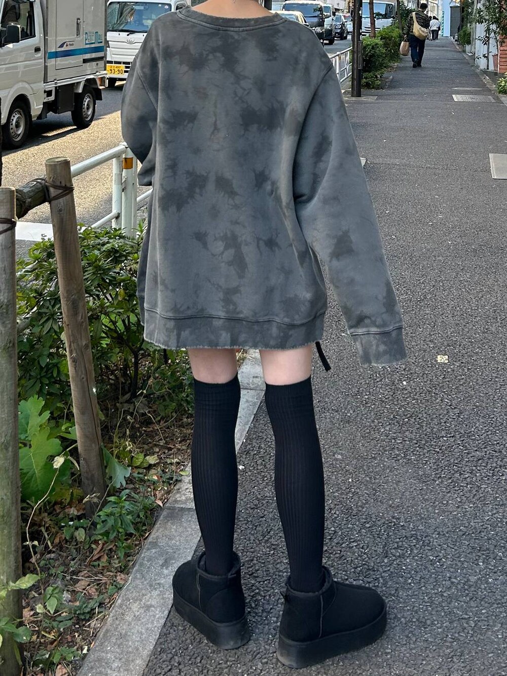 ブラック系のブーツ、ブラック系のスカート、グレー系のスウェットを着用したレディースの冬コーディネートの5枚目の写真