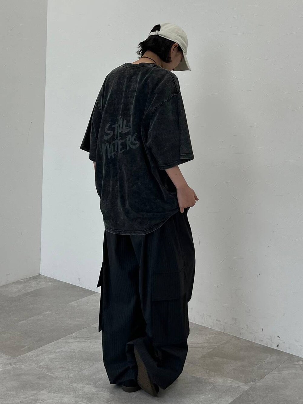 その他のカーゴパンツ、ブラック系のTシャツ/カットソー、ホワイト系のキャップを着用したレディースの夏コーディネートの3枚目の写真