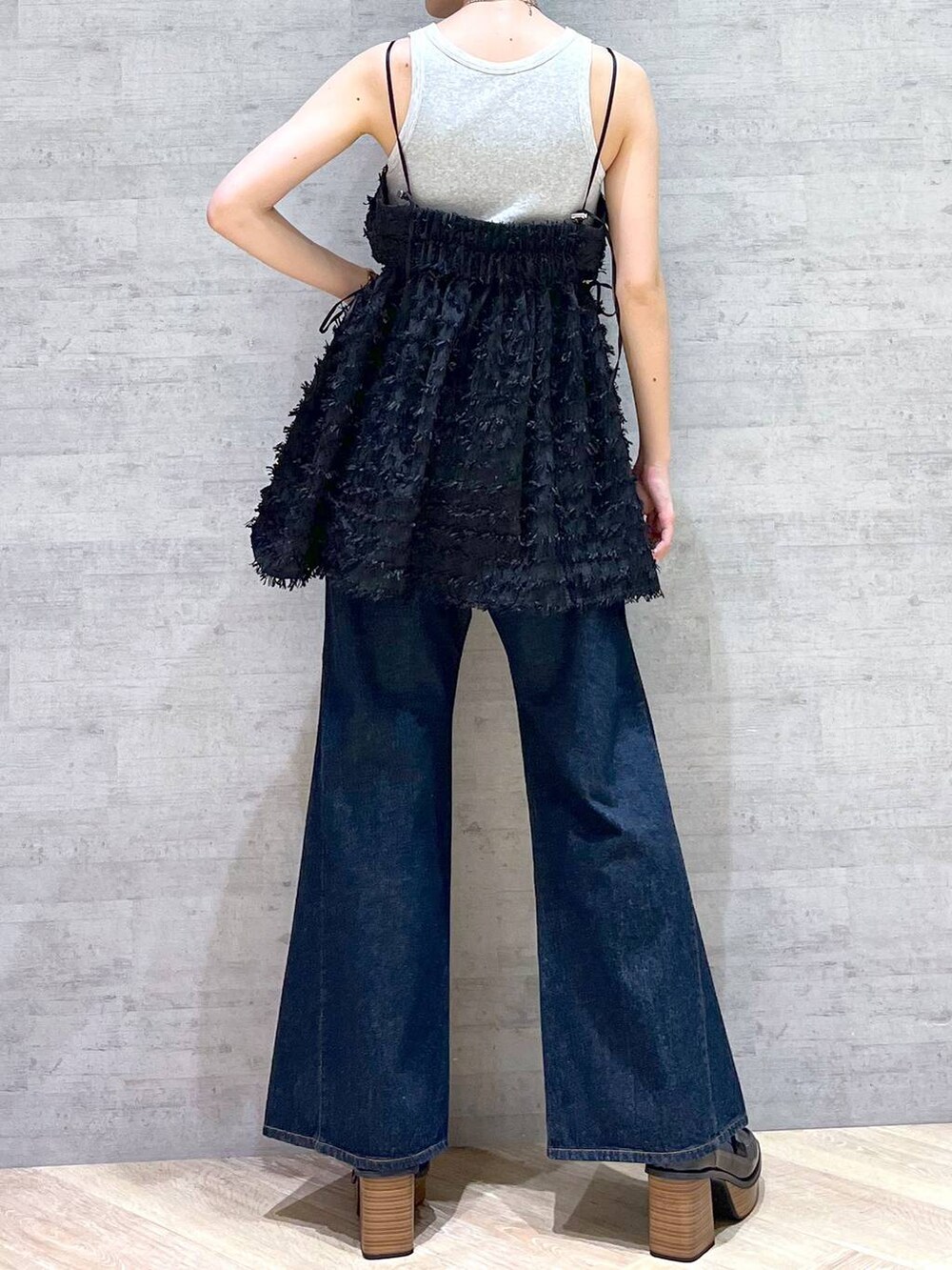 ブルー系のデニムパンツ、ブラック系のローファー、ブラウン系のショルダーバッグを着用したレディースの夏コーディネートの8枚目の写真