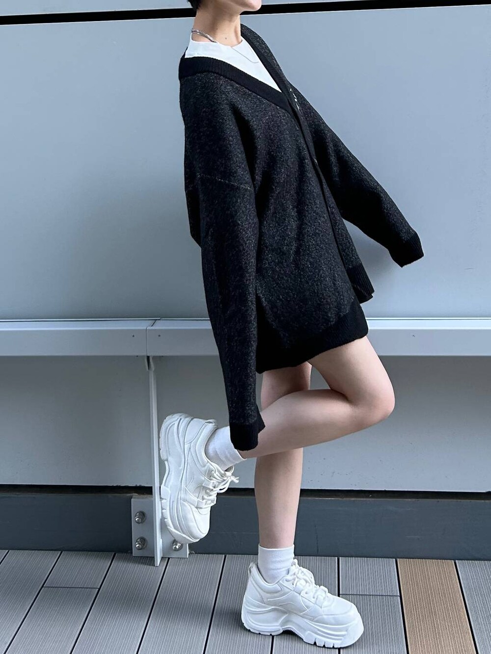 ブラック系のカーディガン/ボレロを着用したレディースの冬コーディネートの3枚目の写真