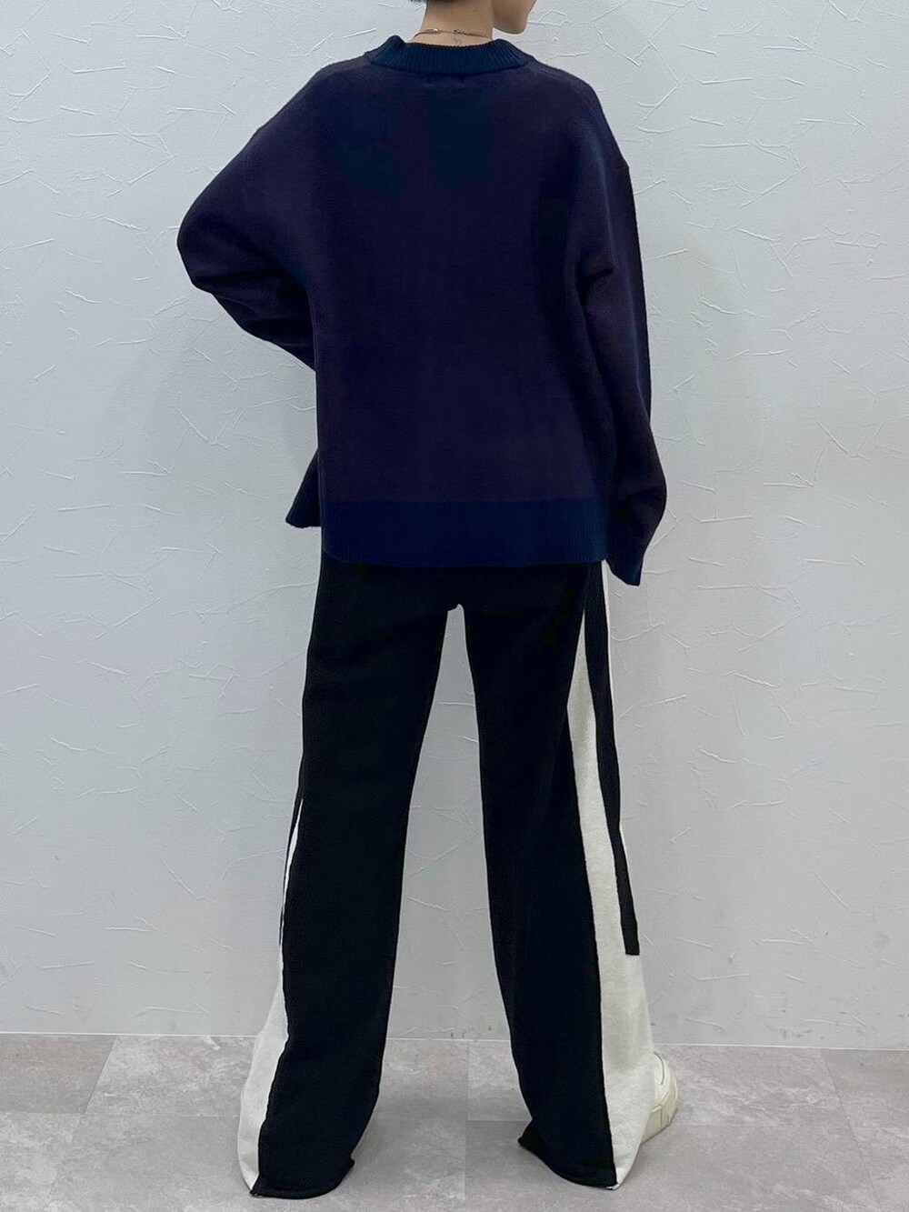 ブラック系のスウェットパンツ、ブルー系のカーディガン/ボレロを着用したレディースの秋コーディネートの7枚目の写真