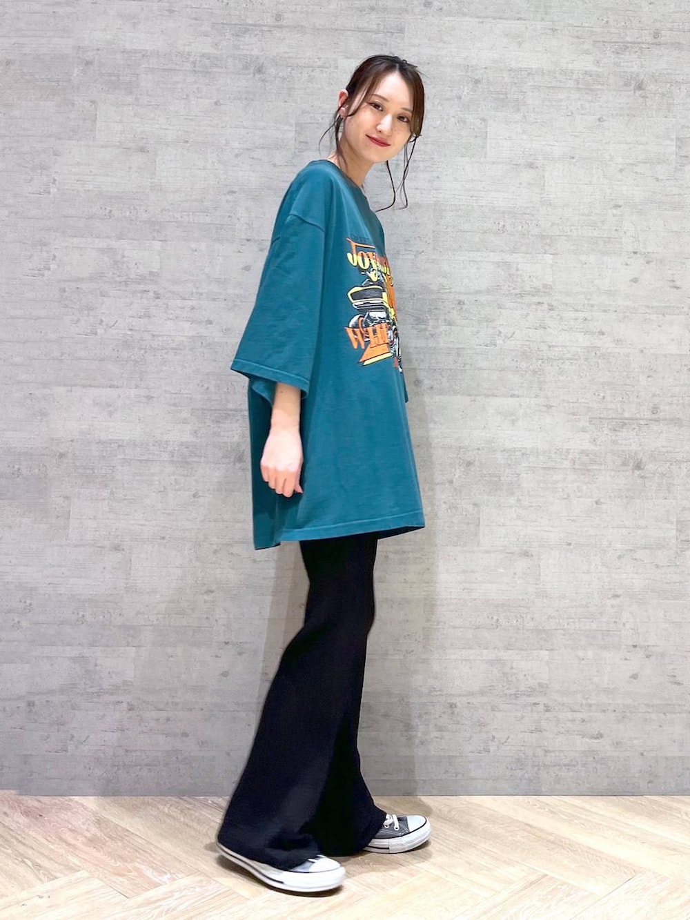 グリーン系のTシャツ/カットソー、ブラック系のその他パンツを着用したレディースの夏コーディネートの3枚目の写真