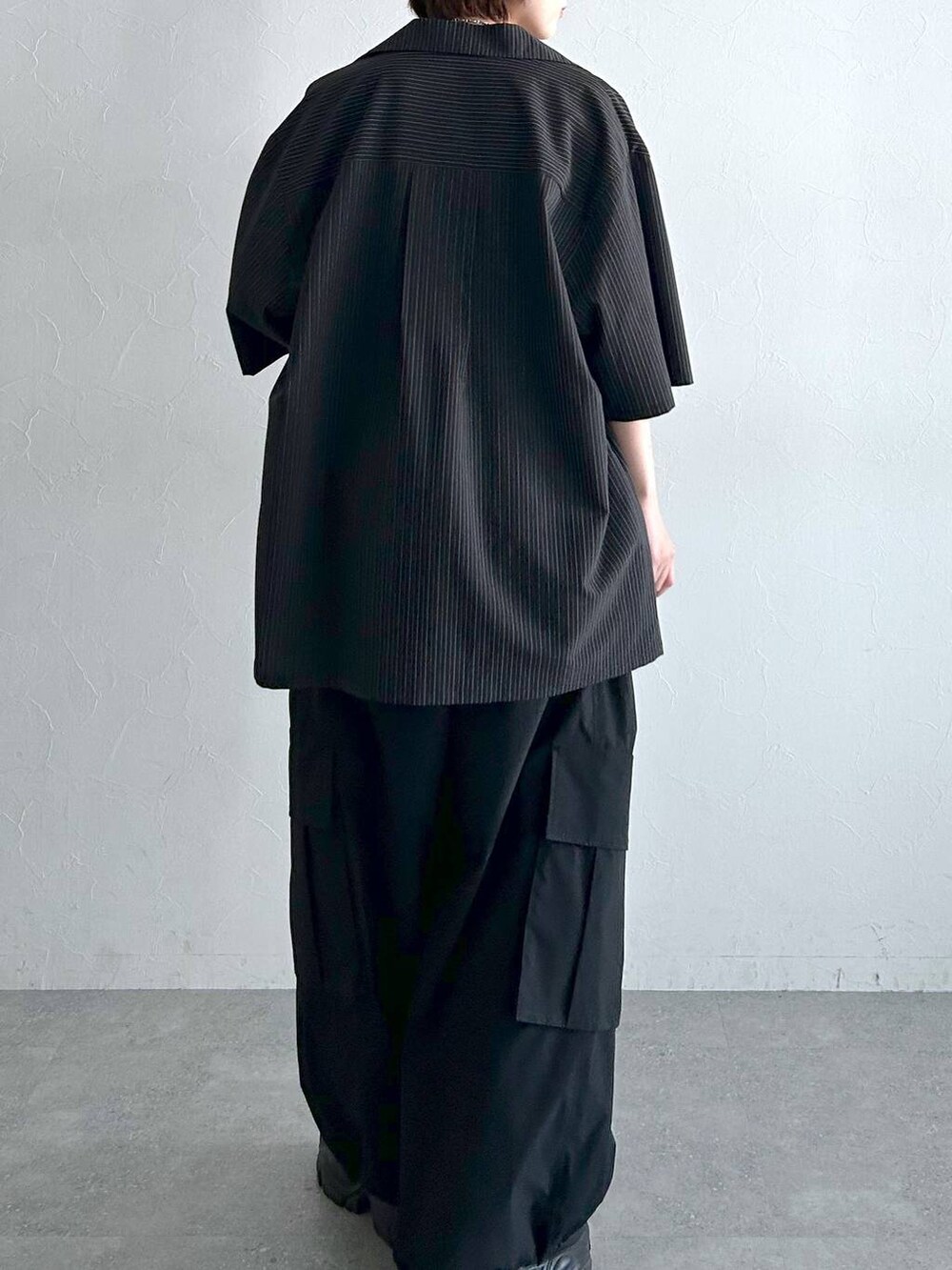 ブラック系のシャツ/ブラウス、ブラック系のカーゴパンツ、ブラック系のベルトを着用したレディースの春コーディネートの6枚目の写真