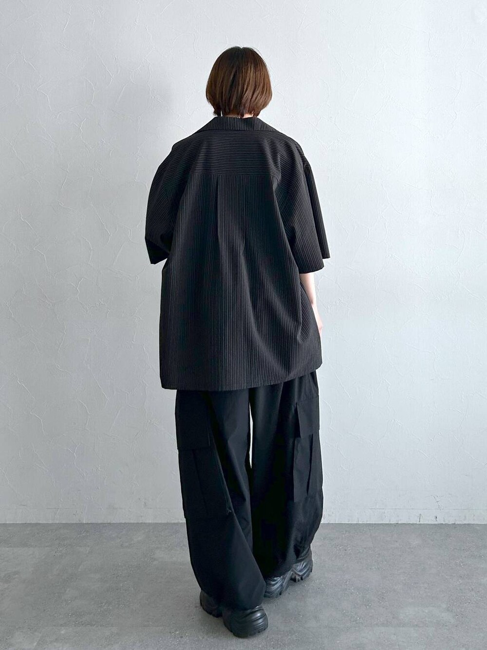 ブラック系のシャツ/ブラウス、ブラック系のカーゴパンツ、ブラック系のベルトを着用したレディースの春コーディネートの7枚目の写真