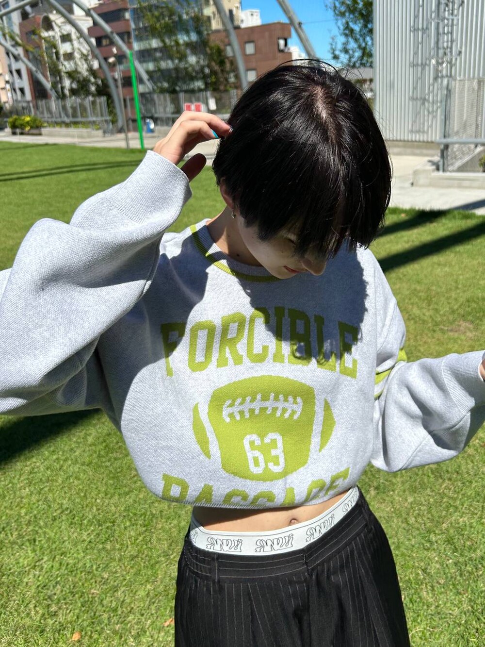 ブラック系のスラックス、ベージュ系のニット/セーターを着用したレディースの冬コーディネートの6枚目の写真