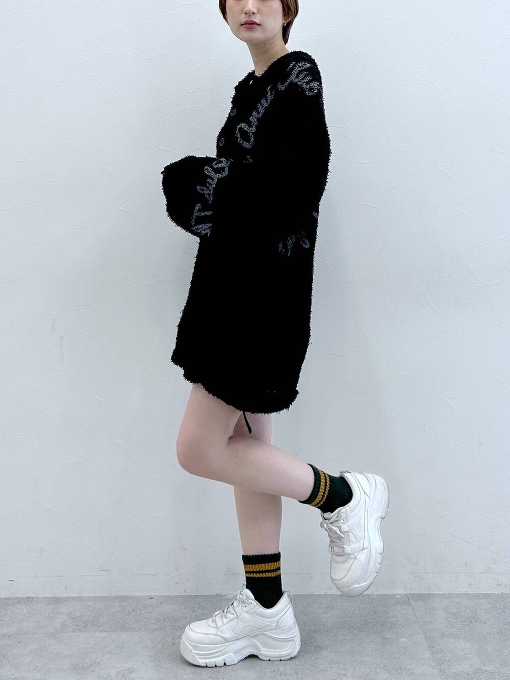 ブラック系のニット/セーターを着用したレディースの春コーディネートの7枚目の写真