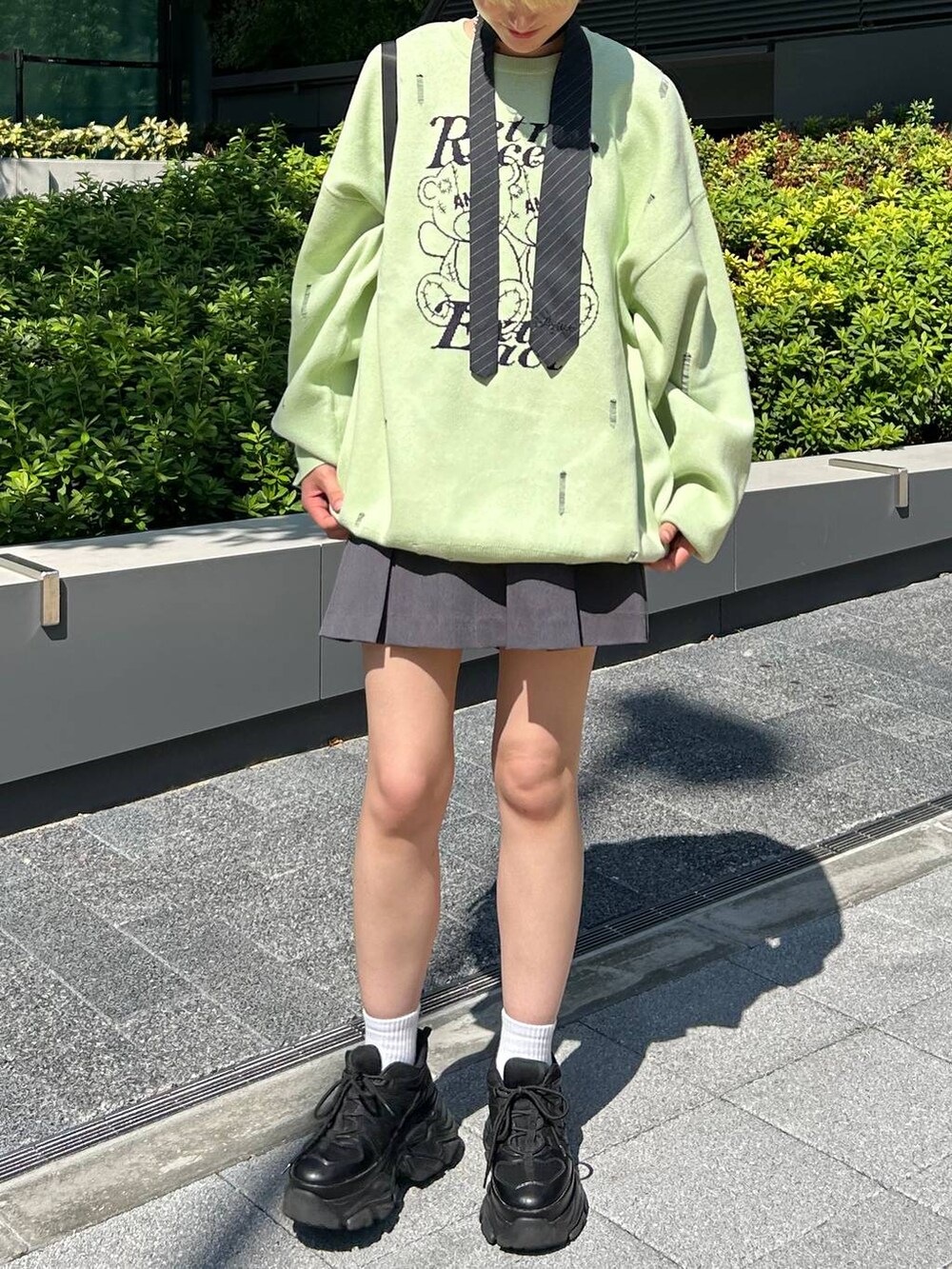 ブラック系のスニーカー、ブラック系のショルダーバッグ、グレー系のネクタイを着用したレディースの秋コーディネートの2枚目の写真