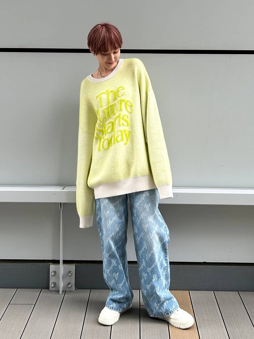 ブルー系のデニムパンツ、ホワイト系のニット/セーターを着用したレディースの冬コーディネートの3枚目の写真