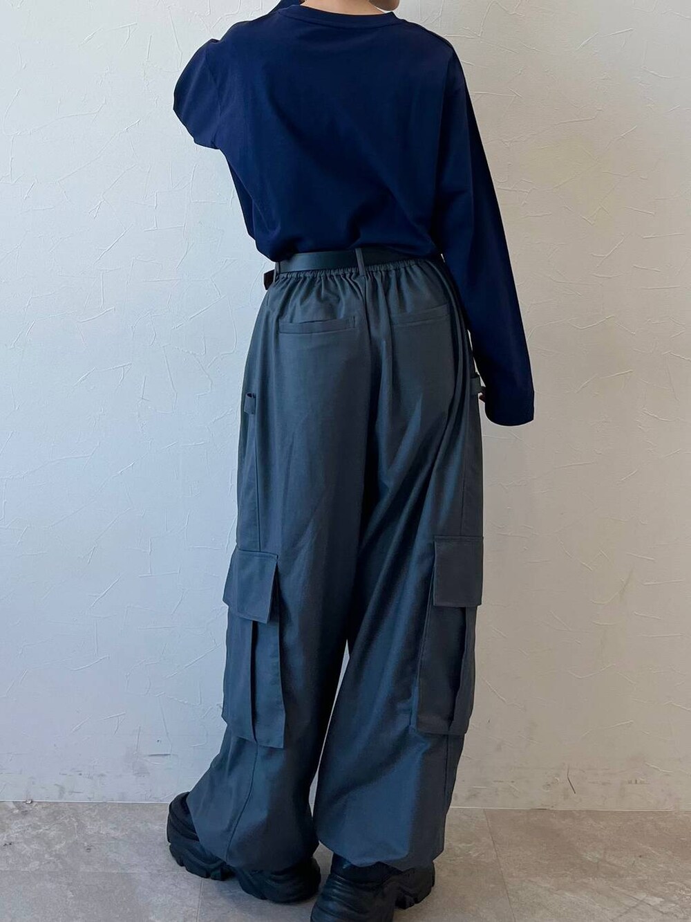 ブラック系のスニーカー、グレー系のカーゴパンツ、ブルー系のTシャツ/カットソーを着用したレディースの春コーディネートの8枚目の写真