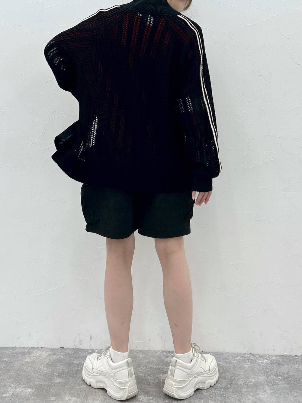 ブラック系のカーディガン/ボレロ、レッド系のTシャツ/カットソー、ブラック系のカーゴパンツを着用したレディースの春コーディネートの8枚目の写真