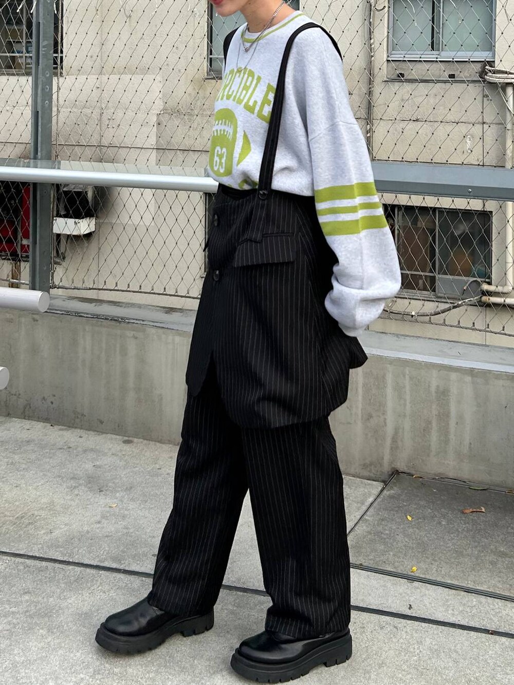 ブラック系のスラックス、ベージュ系のニット/セーターを着用したレディースの秋コーディネートの6枚目の写真