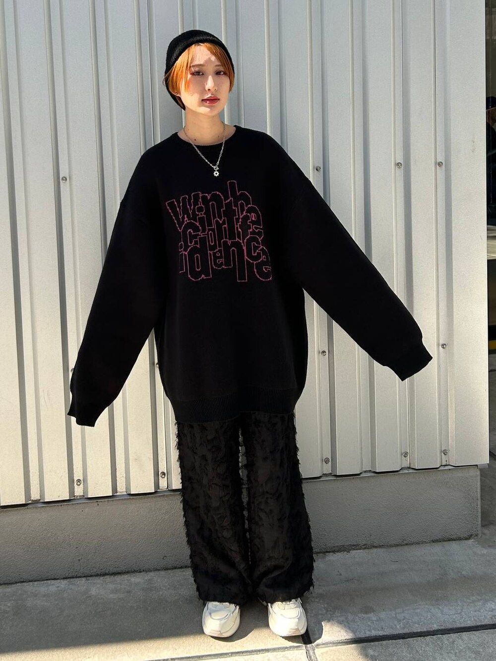 ブラック系のニット/セーター、ブラック系のスラックス、ブラック系のニットキャップ/ビーニーを着用したレディースの冬コーディネートの2枚目の写真