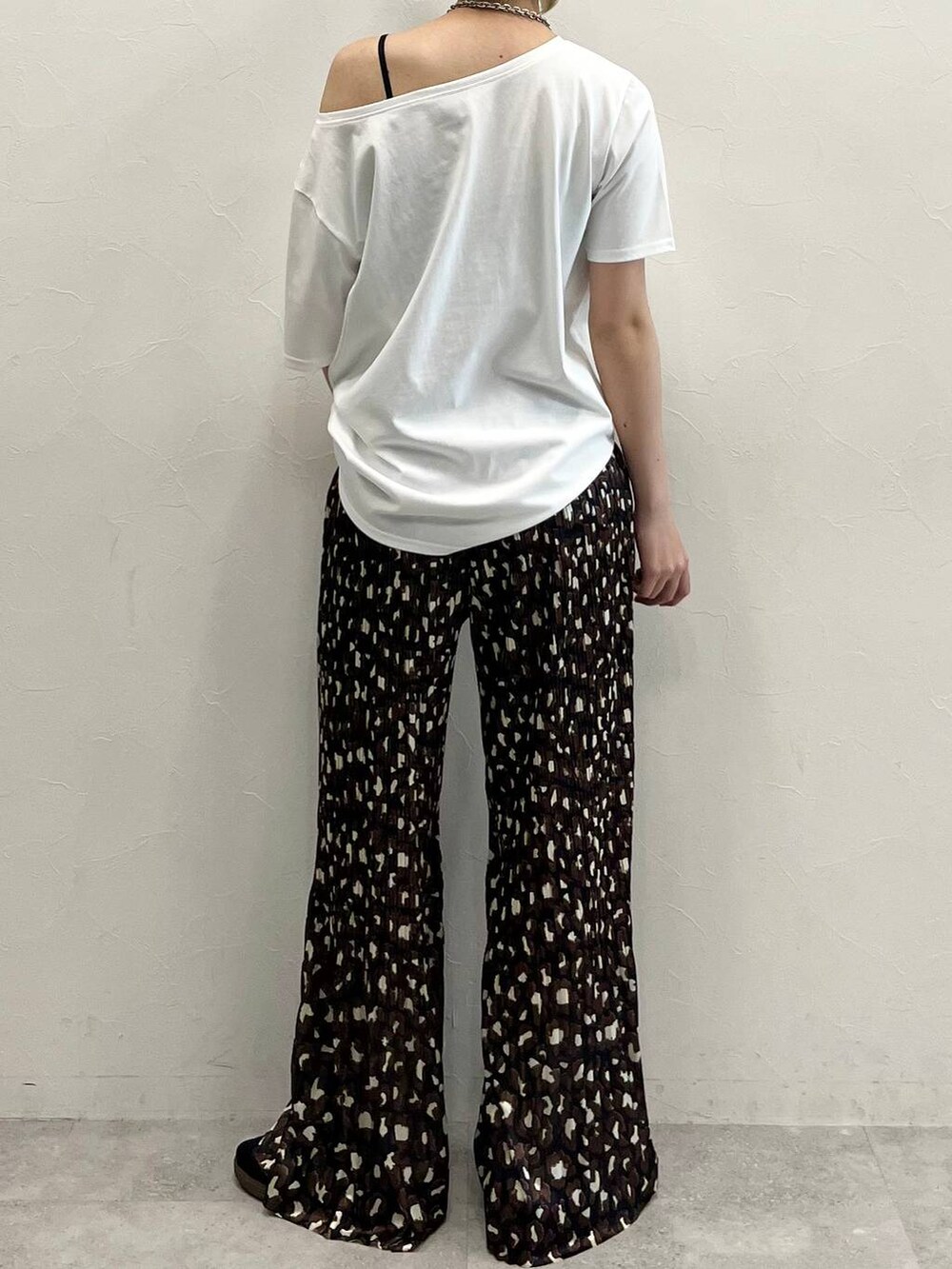 ブラック系のキャミソール、ブラック系のスニーカー、その他のその他パンツを着用したレディースの春コーディネートの7枚目の写真