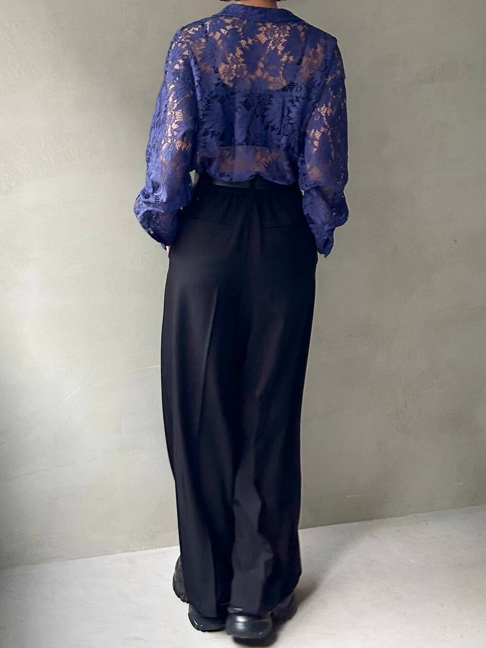 ブラック系のキャミソール、ブラック系のスラックス、ブラック系のスニーカーを着用したレディースの夏コーディネートの8枚目の写真