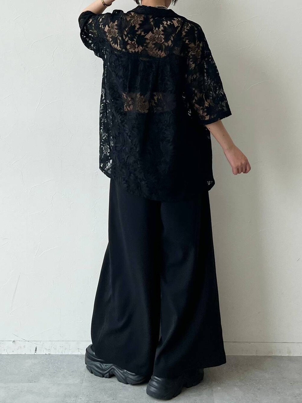 ブラック系のスニーカー、ブラック系のキャミソール、ブラック系のスラックスを着用したレディースの夏コーディネートの7枚目の写真