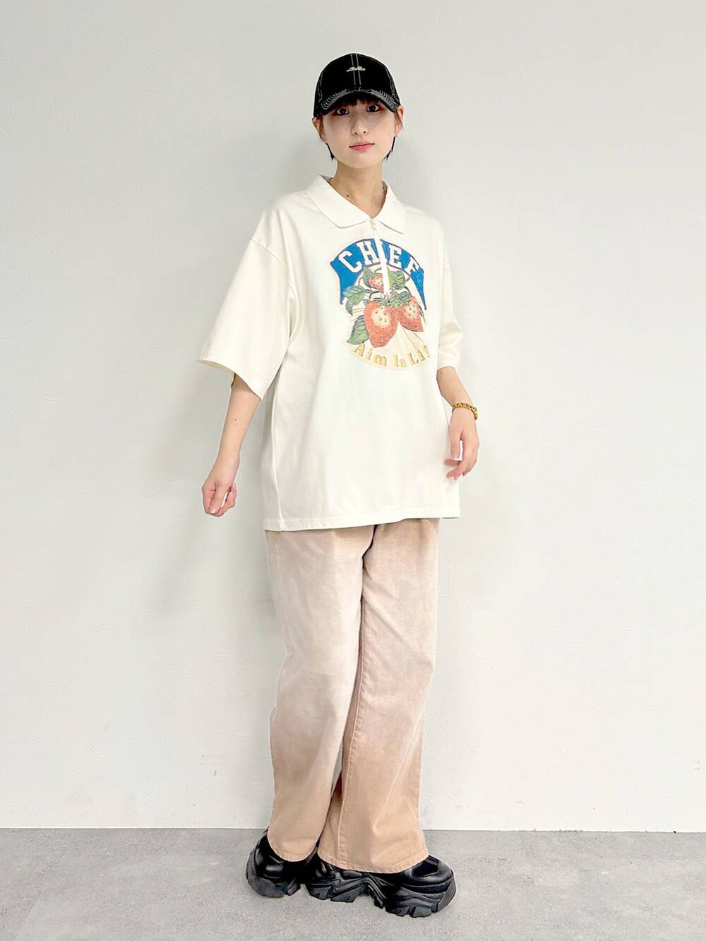 ピンク系のデニムパンツ、ブラック系のスニーカー、ホワイト系のTシャツ/カットソーを着用したレディースの夏コーディネートの5枚目の写真