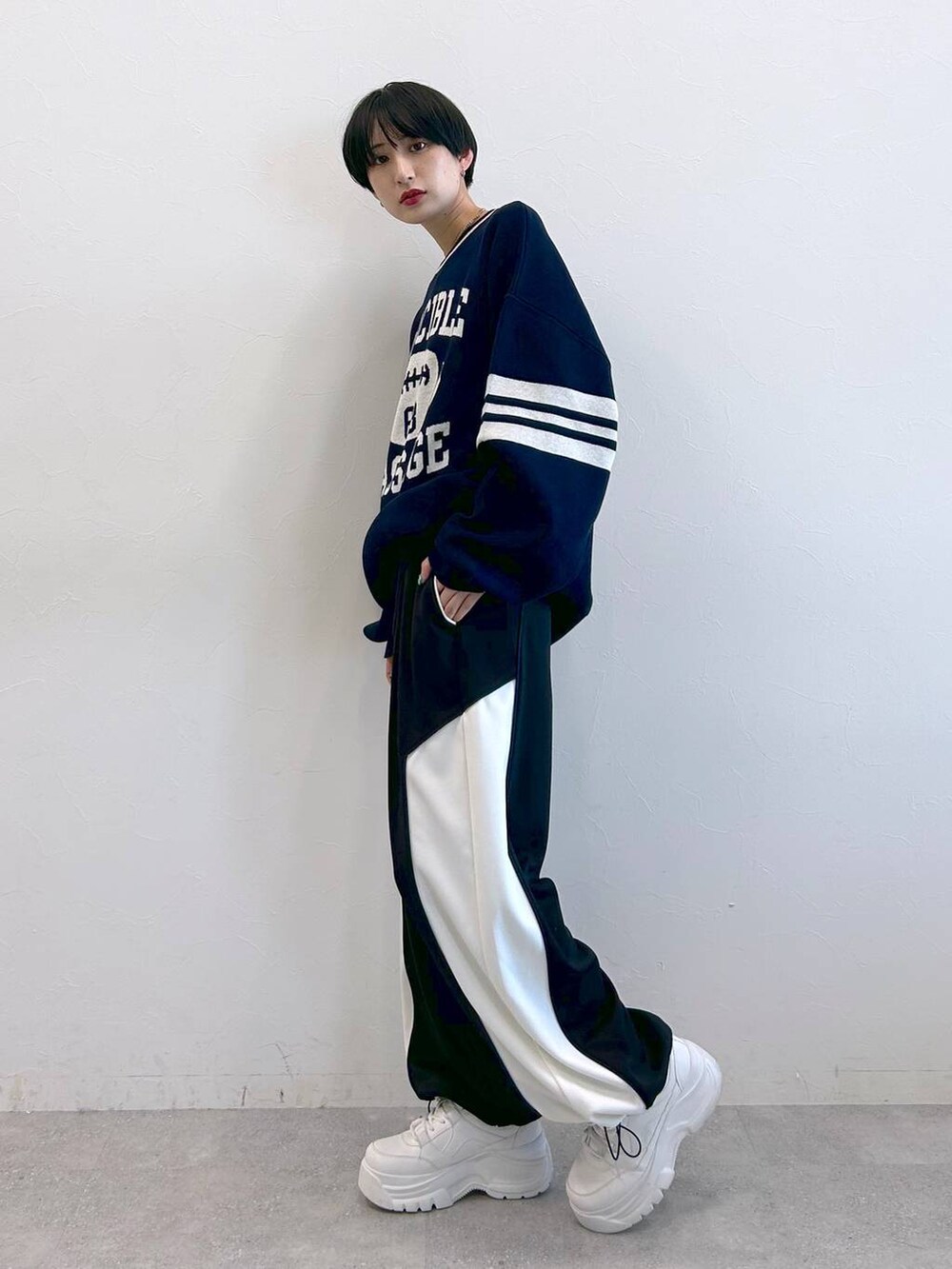 ブラック系のその他パンツ、ブルー系のニット/セーターを着用したレディースの冬コーディネートの4枚目の写真