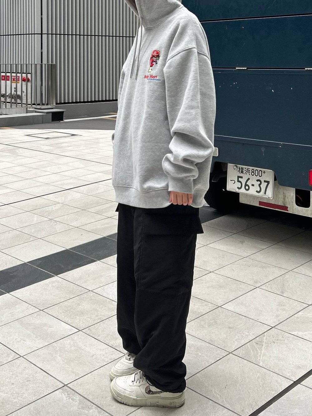 グレー系のスウェット、ブラック系のカーゴパンツを着用したレディースの冬コーディネートの4枚目の写真