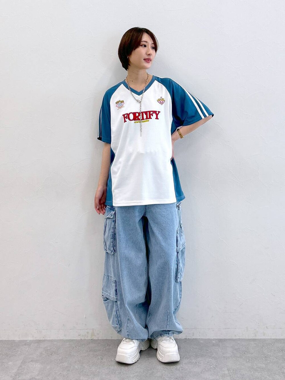 ホワイト系のTシャツ/カットソー、ブルー系のデニムパンツ、シルバー系のネックレスを着用したレディースの夏コーディネートの2枚目の写真