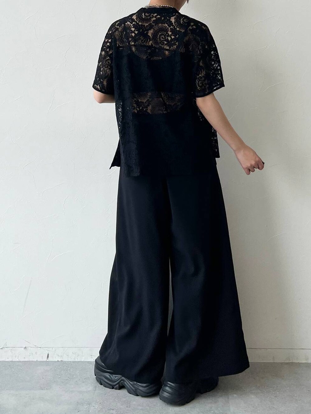 ブラック系のスニーカー、ブラック系のシャツ/ブラウス、ブラック系のキャミソールを着用したレディースの夏コーディネートの7枚目の写真