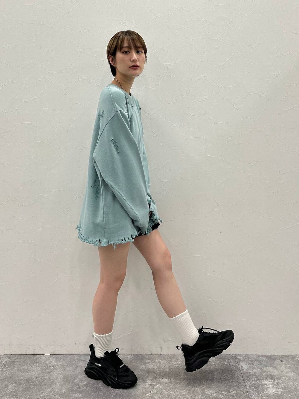 ブラック系のその他パンツ、グリーン系のスウェット、シルバー系のネックレスを着用したレディースの秋コーディネートの7枚目の写真