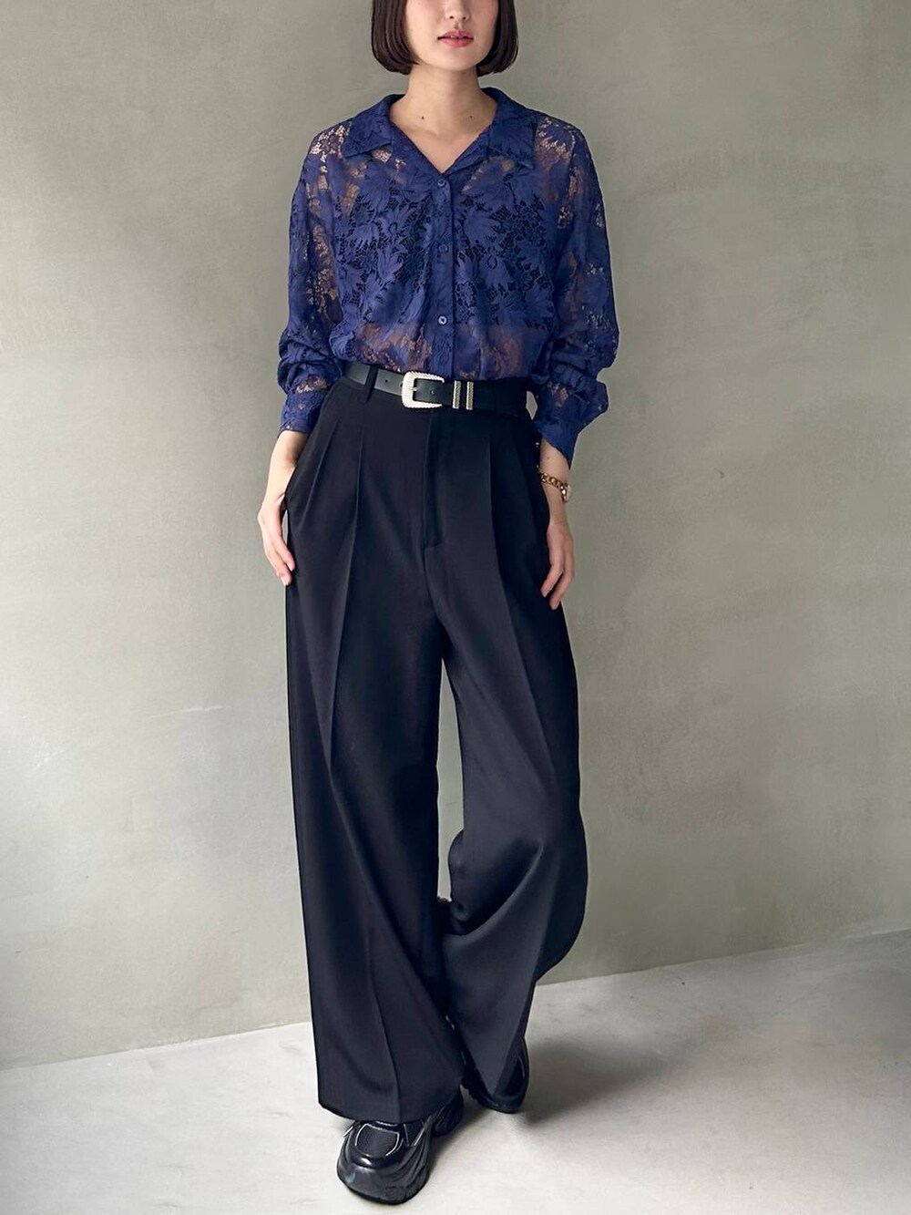 ブラック系のキャミソール、ブラック系のスラックス、ブラック系のスニーカーを着用したレディースの夏コーディネートの2枚目の写真