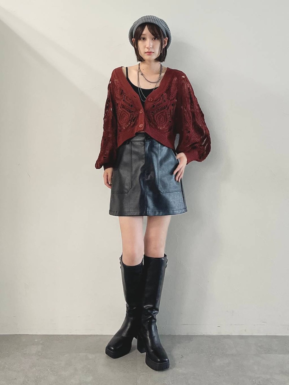 ブラック系のキャミソール、ピンク系のカーディガン/ボレロ、ブラック系のネックレスを着用したレディースの秋コーディネートの2枚目の写真