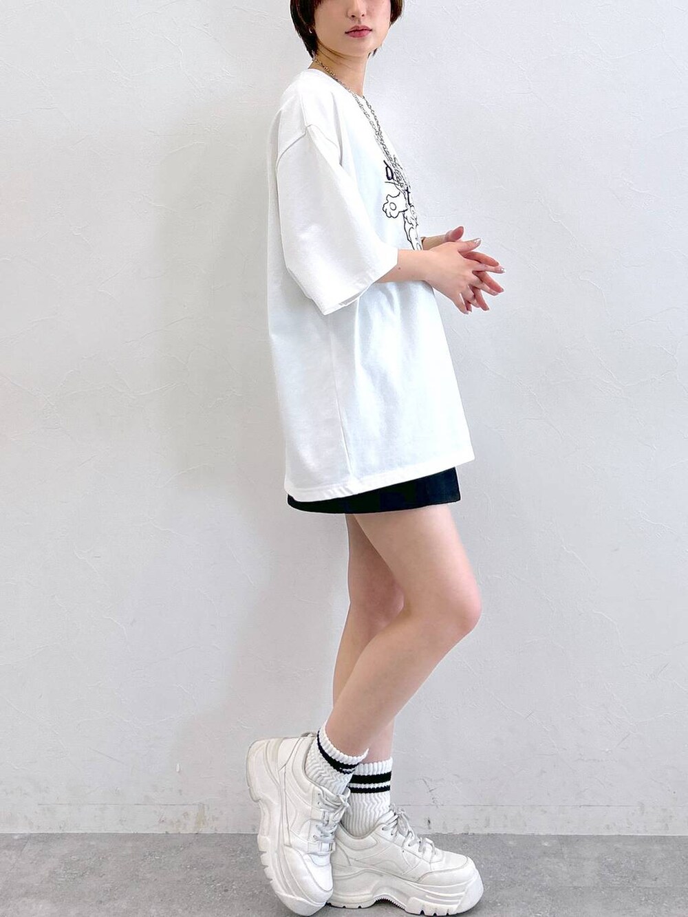 ホワイト系のTシャツ/カットソー、ブラック系のその他パンツ、シルバー系のネックレスを着用したレディースの春コーディネートの4枚目の写真