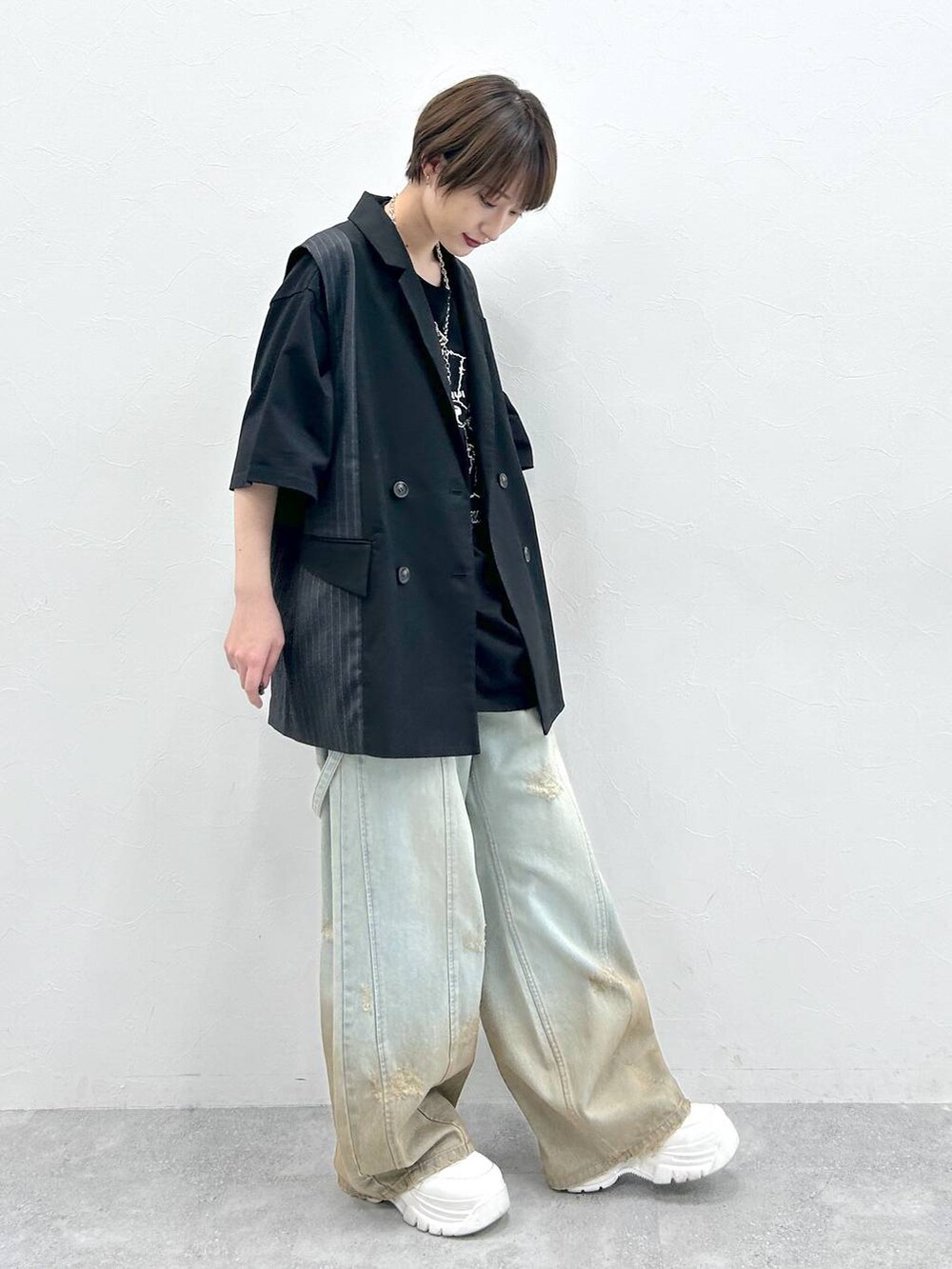 ブラック系のTシャツ/カットソー、ブルー系のデニムパンツ、ブラック系のテーラードジャケットを着用したレディースの春コーディネートの2枚目の写真