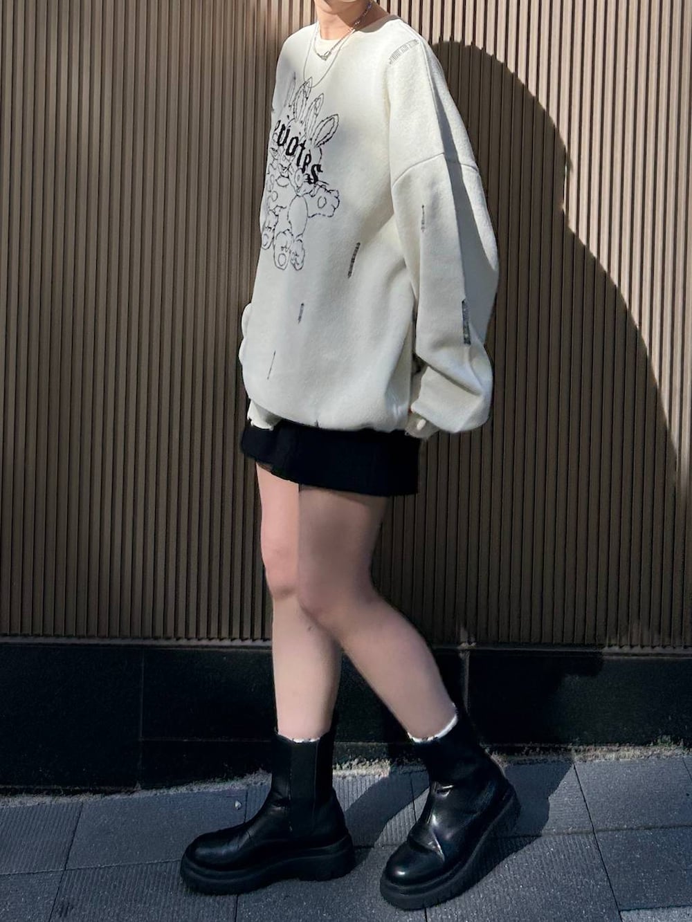 ホワイト系のニット/セーターを着用したレディースの秋コーディネートの5枚目の写真