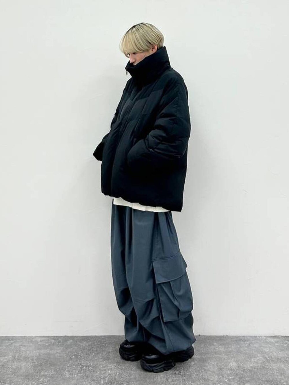 ブラック系のスニーカー、グレー系のカーゴパンツ、ブラック系のブルゾンを着用したレディースの冬コーディネートの4枚目の写真