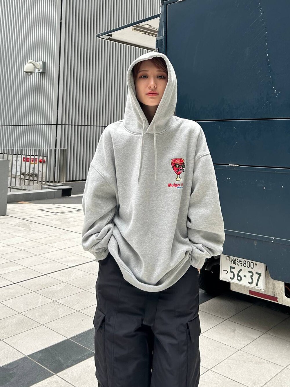 グレー系のスウェット、ブラック系のカーゴパンツを着用したレディースの冬コーディネートの7枚目の写真