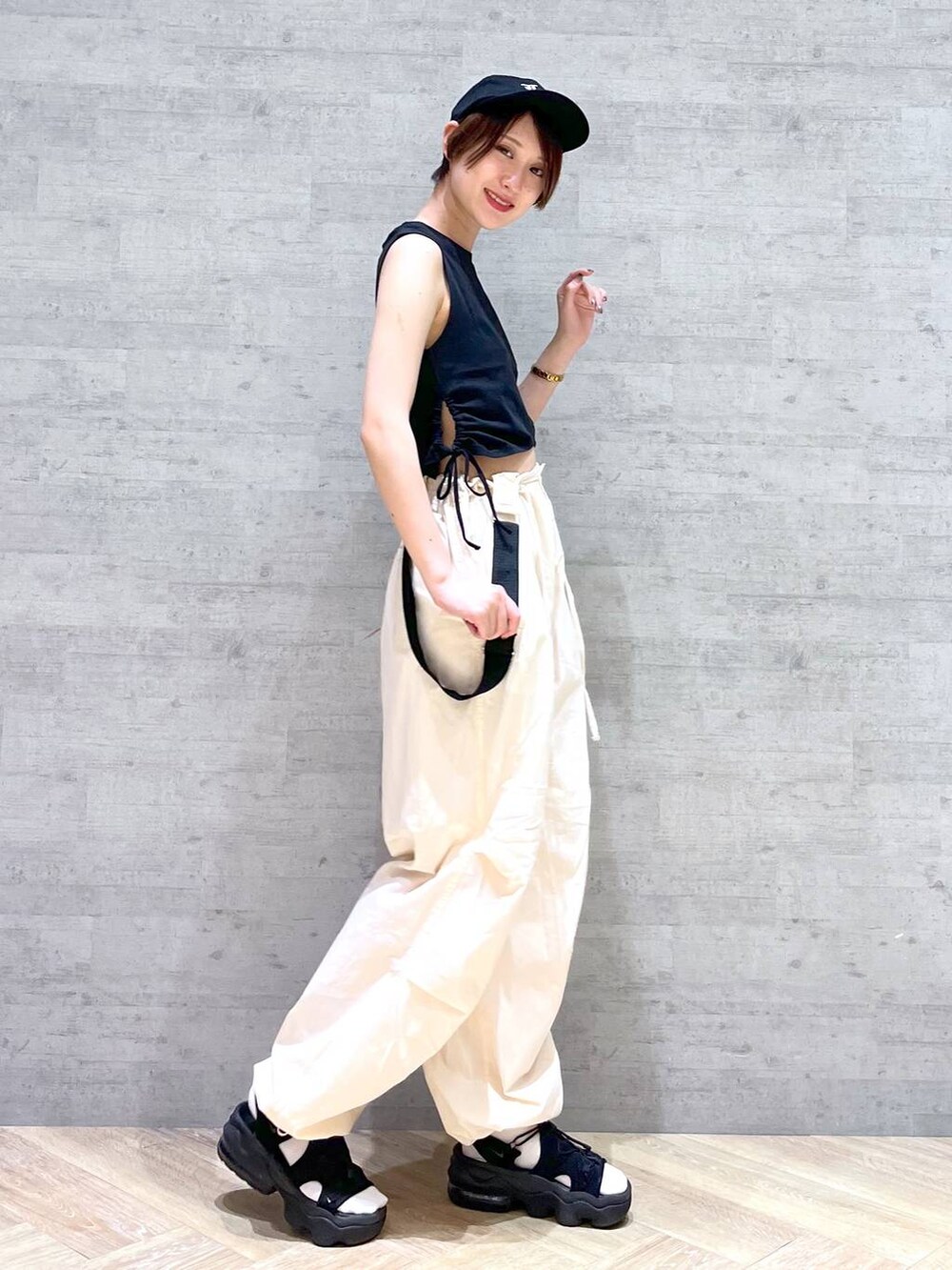 ホワイト系のその他パンツ、ブラック系のTシャツ/カットソー、ブラック系のキャップを着用したレディースの夏コーディネートの5枚目の写真