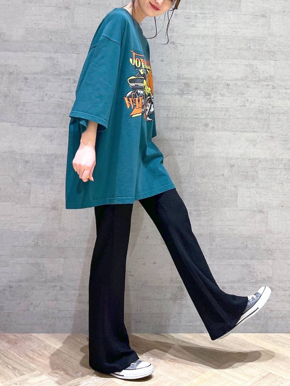 グリーン系のTシャツ/カットソー、ブラック系のその他パンツを着用したレディースの夏コーディネートの4枚目の写真