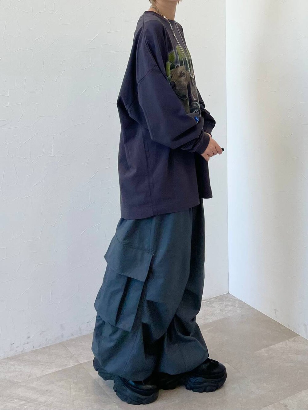 ブラック系のスニーカー、グレー系のカーゴパンツ、ブラック系のキャップを着用したレディースの春コーディネートの6枚目の写真