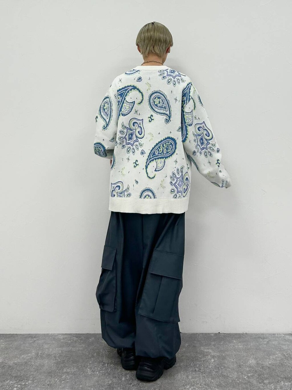 ブラック系のスニーカー、グレー系のカーゴパンツ、ホワイト系のTシャツ/カットソーを着用したレディースの冬コーディネートの7枚目の写真