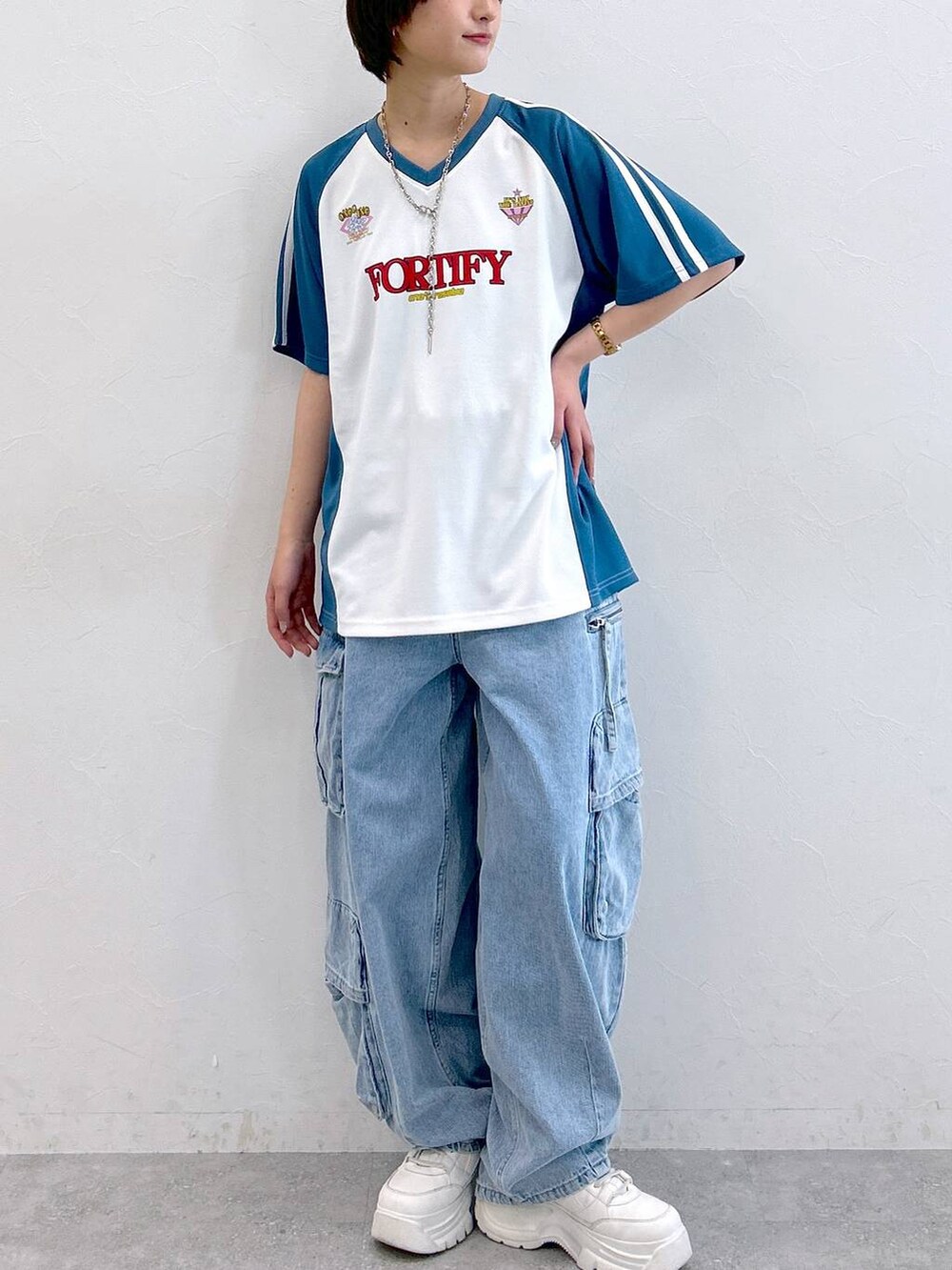 ホワイト系のTシャツ/カットソー、ブルー系のデニムパンツ、シルバー系のネックレスを着用したレディースの夏コーディネートの3枚目の写真