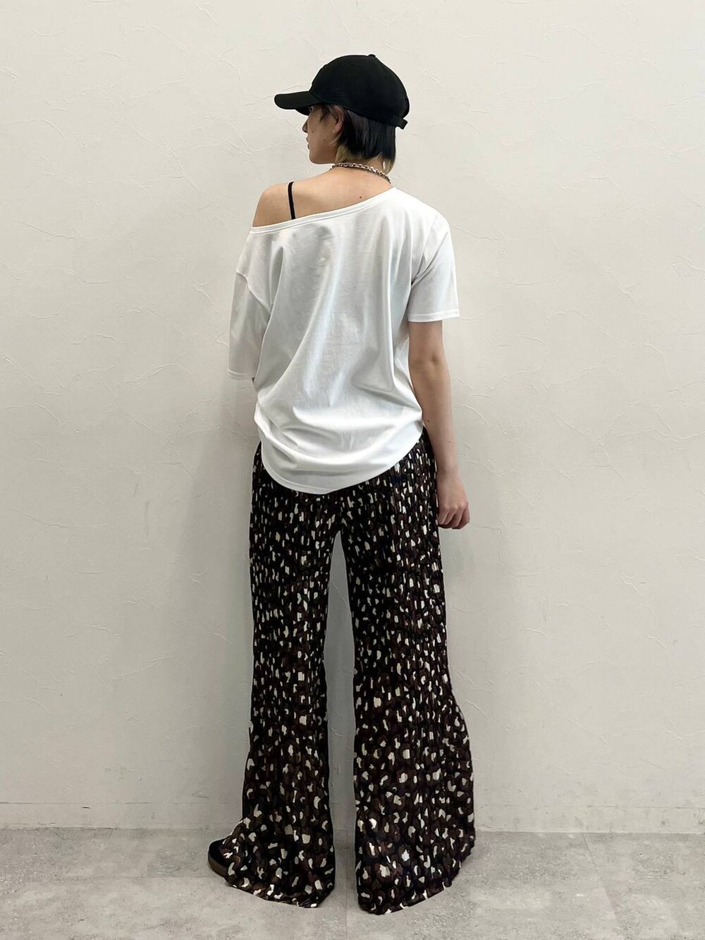 ブラック系のキャミソール、ブラック系のスニーカー、その他のその他パンツを着用したレディースの春コーディネートの6枚目の写真