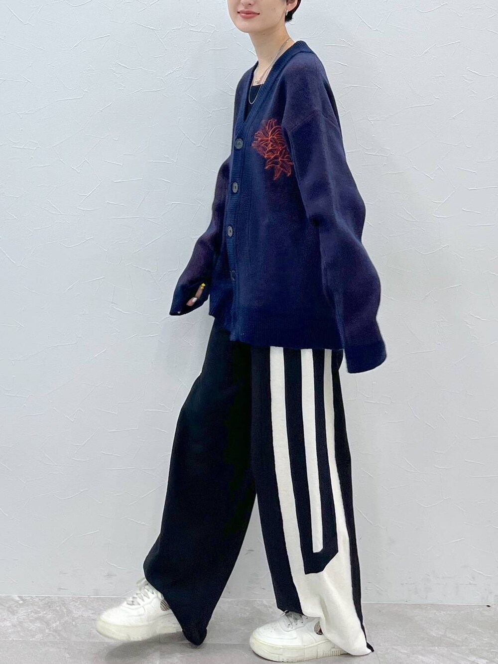 ブラック系のスウェットパンツ、ブルー系のカーディガン/ボレロを着用したレディースの秋コーディネートの3枚目の写真