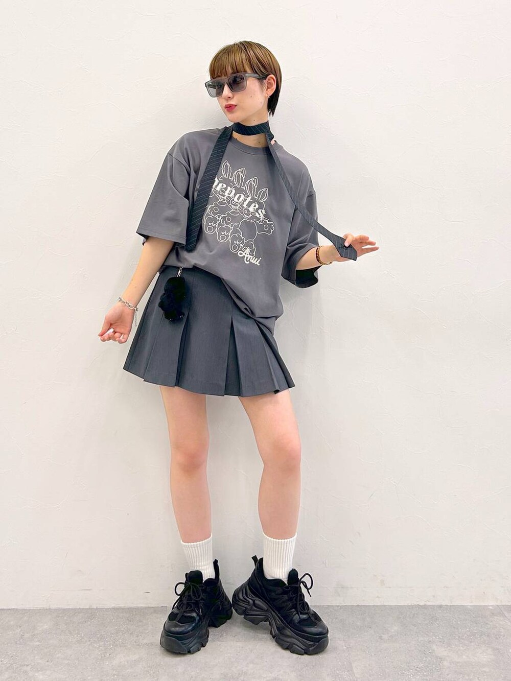 ブラック系のスニーカー、グレー系のTシャツ/カットソー、グレー系のネクタイを着用したレディースの夏コーディネートの2枚目の写真