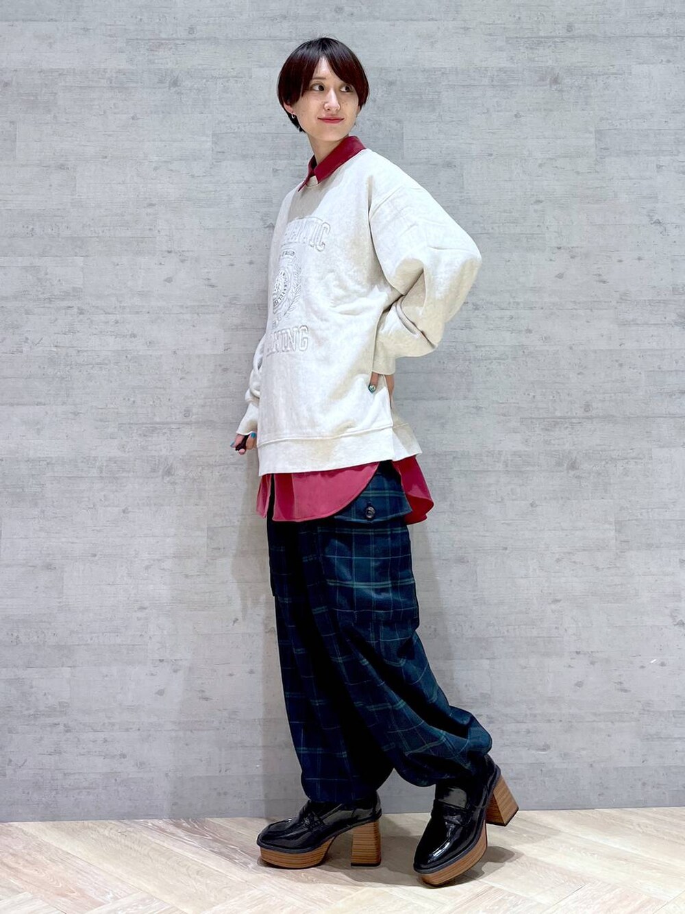 ベージュ系のスウェット、レッド系のシャツ/ブラウス、ブルー系のカーゴパンツを着用したレディースの冬コーディネートの5枚目の写真