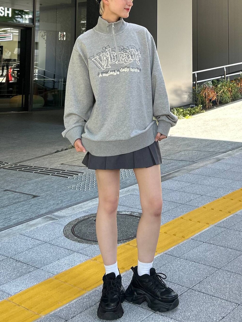 ブラック系のスニーカー、グレー系のその他パンツ、グレー系のスウェットを着用したレディースの秋コーディネートの2枚目の写真