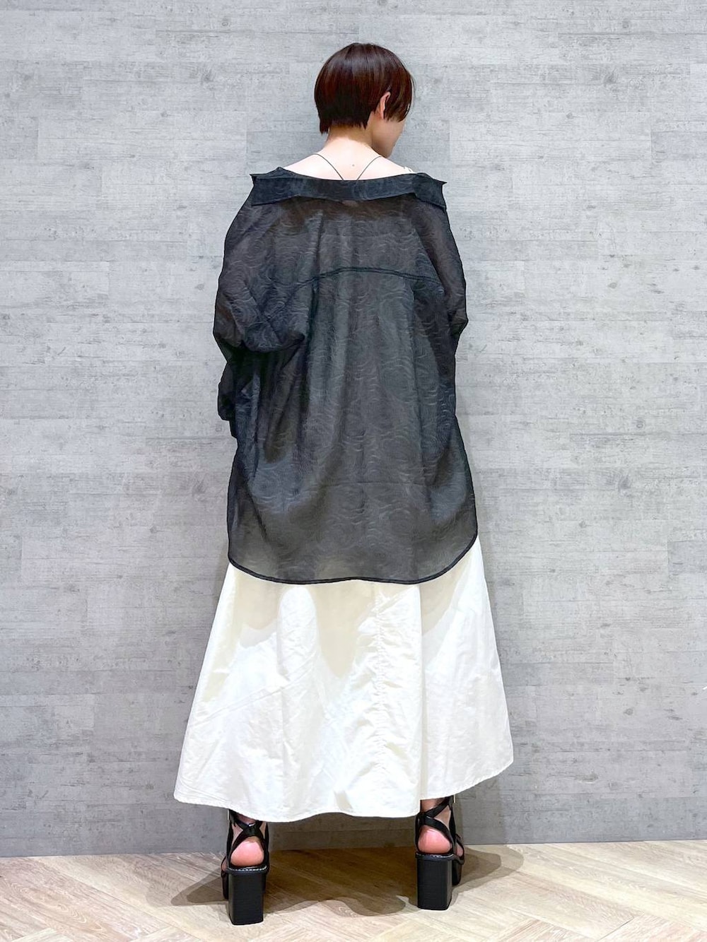 ベージュ系のキャミソール、ブラック系のシャツ/ブラウス、ホワイト系のワンピースを着用したレディースの夏コーディネートの6枚目の写真